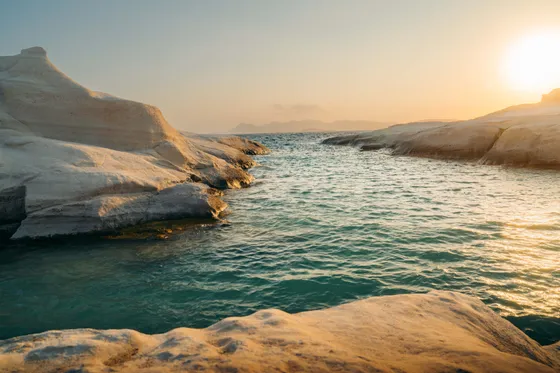 Sarakiniko white rocks no shade